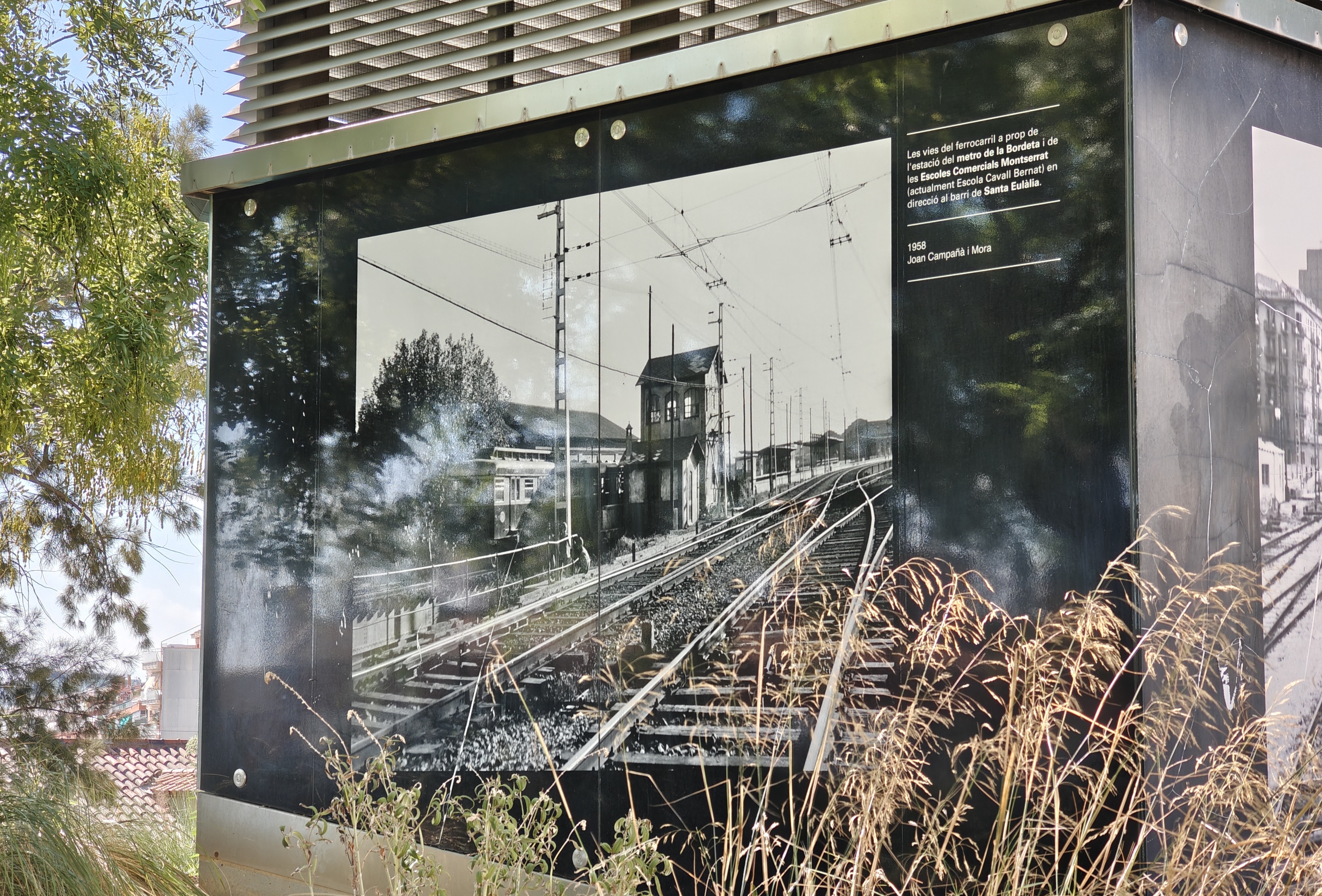 The railway tracks near the Bordeta metro station and the Montserrat Commercial School (Cavall Bernat School today) heading towards the Santa Eulàlia neighbourhood. 1958, Joan Campañà i Mora.