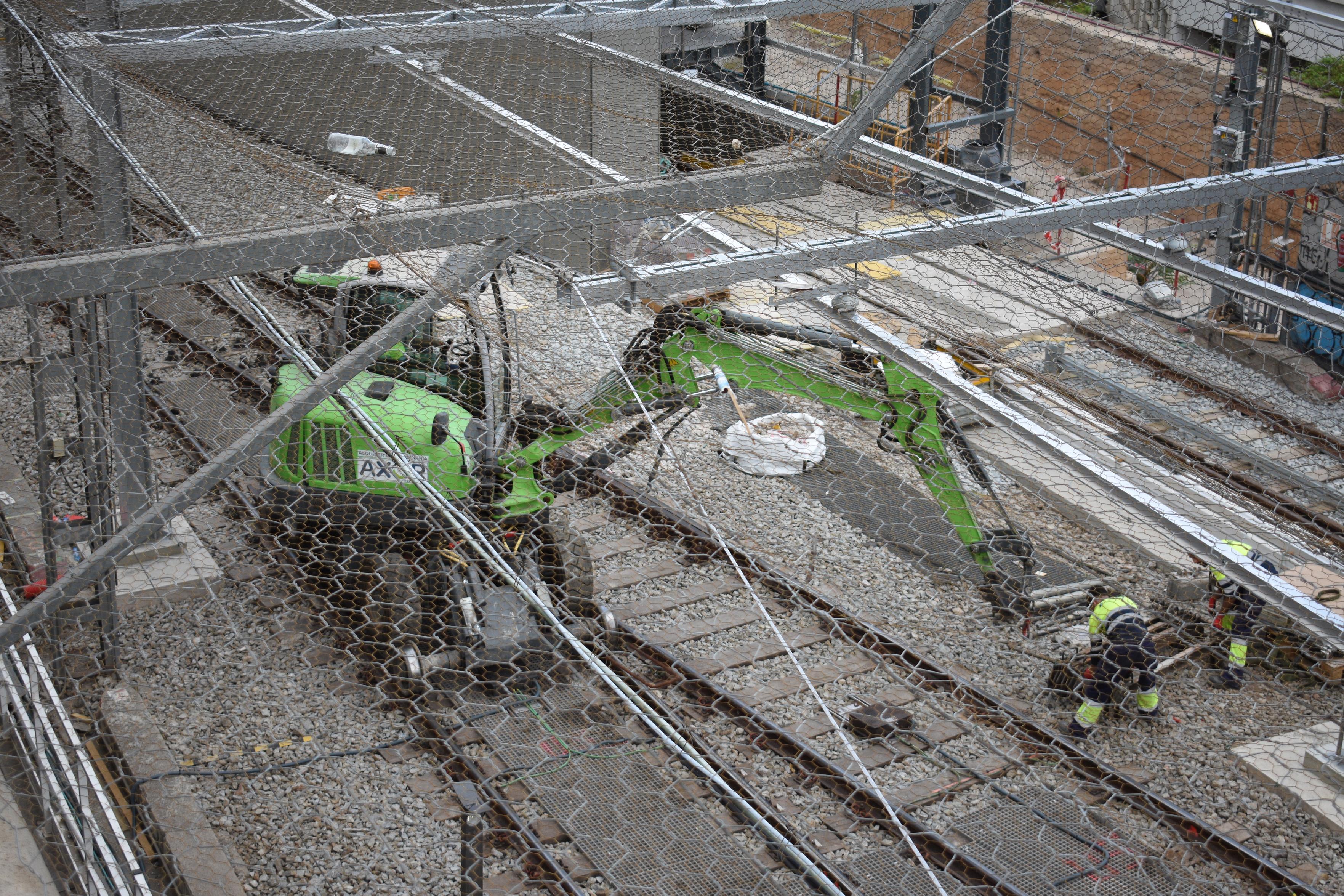 Rail crane seen through wire mesh